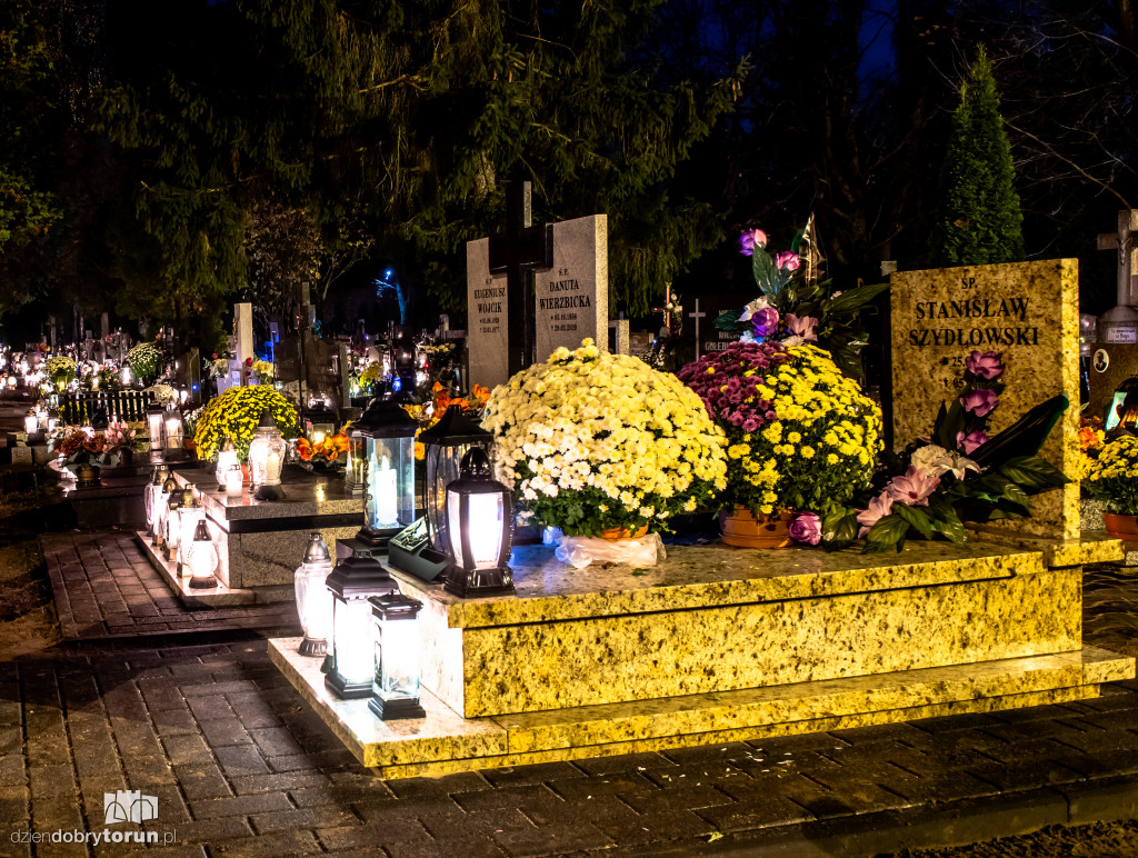 Cmentarz przy ul. Włocławskiej nocą