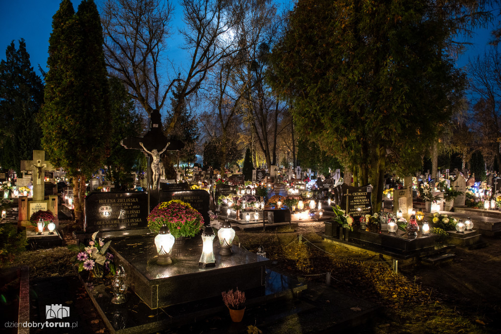 Cmentarz przy ul. Włocławskiej nocą