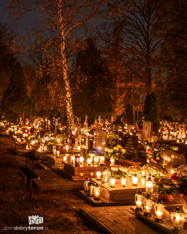 Cmentarz przy ul. Włocławskiej nocą