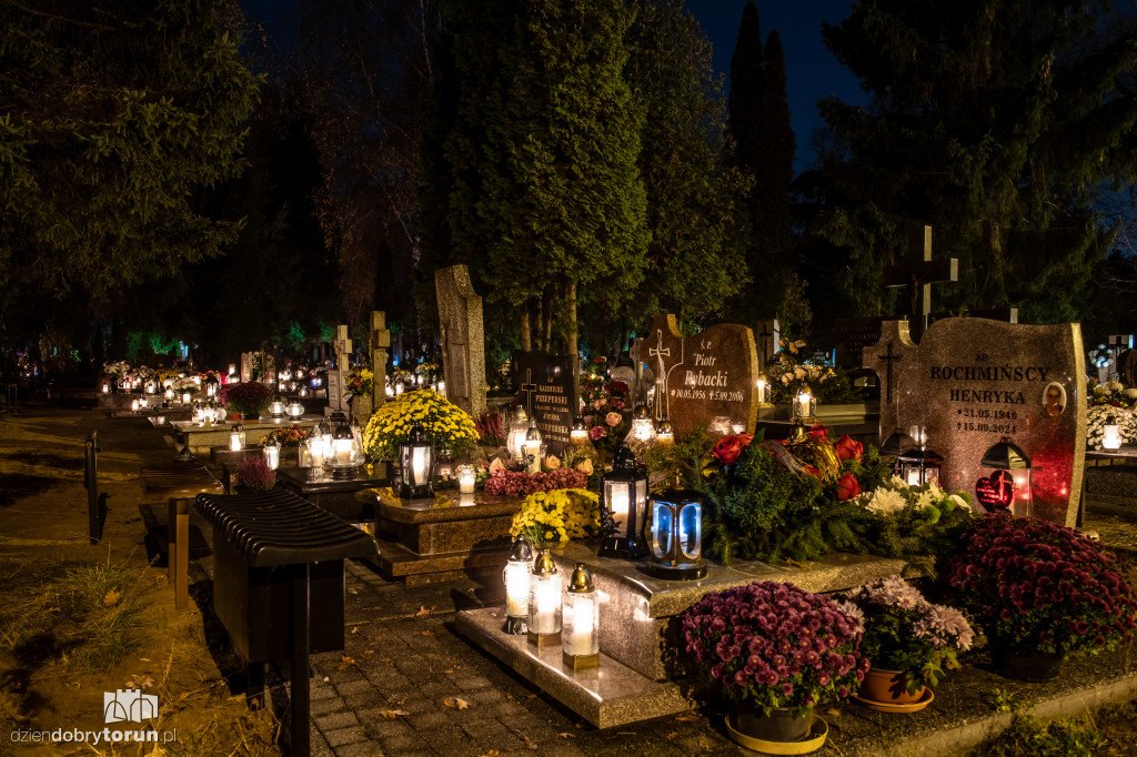 Cmentarz przy ul. Włocławskiej nocą