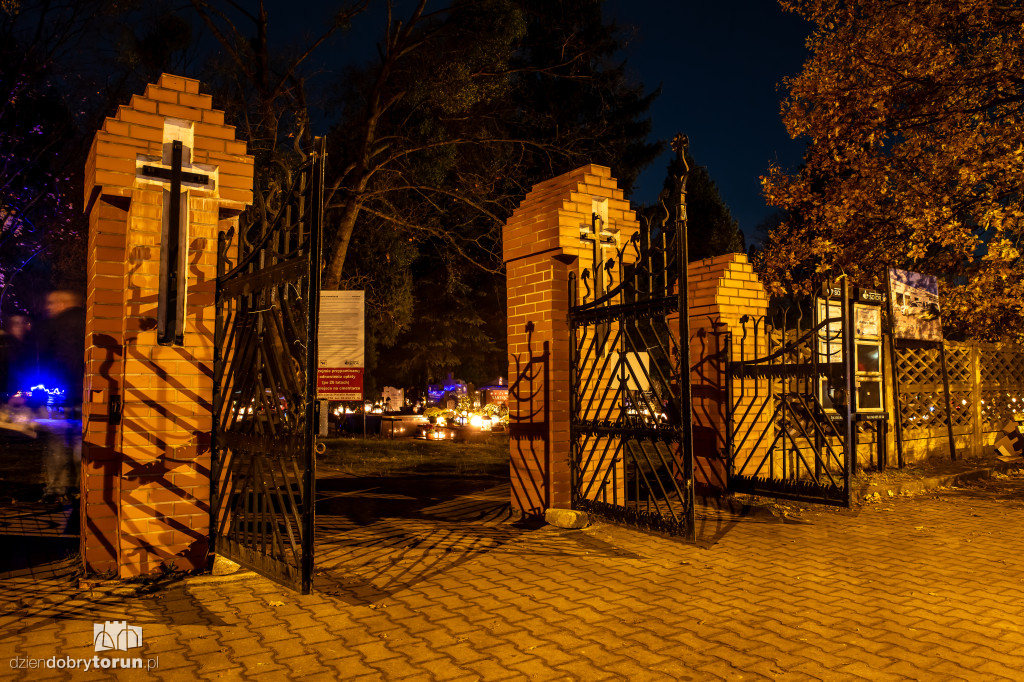 Cmentarz przy ul. Włocławskiej nocą