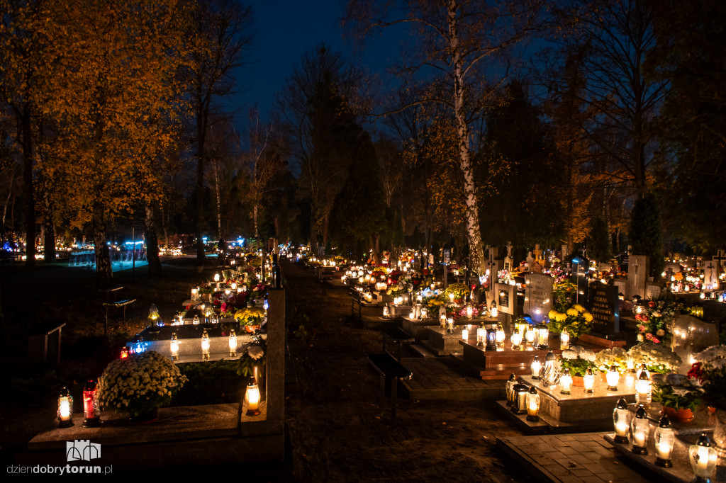 Cmentarz przy ul. Włocławskiej nocą