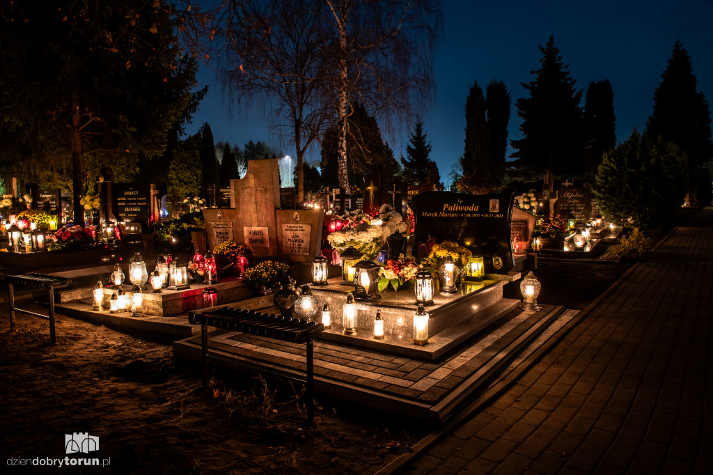 Cmentarz przy ul. Włocławskiej nocą