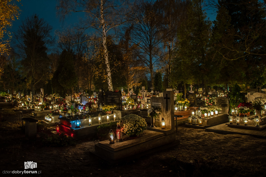 Cmentarz przy ul. Włocławskiej nocą