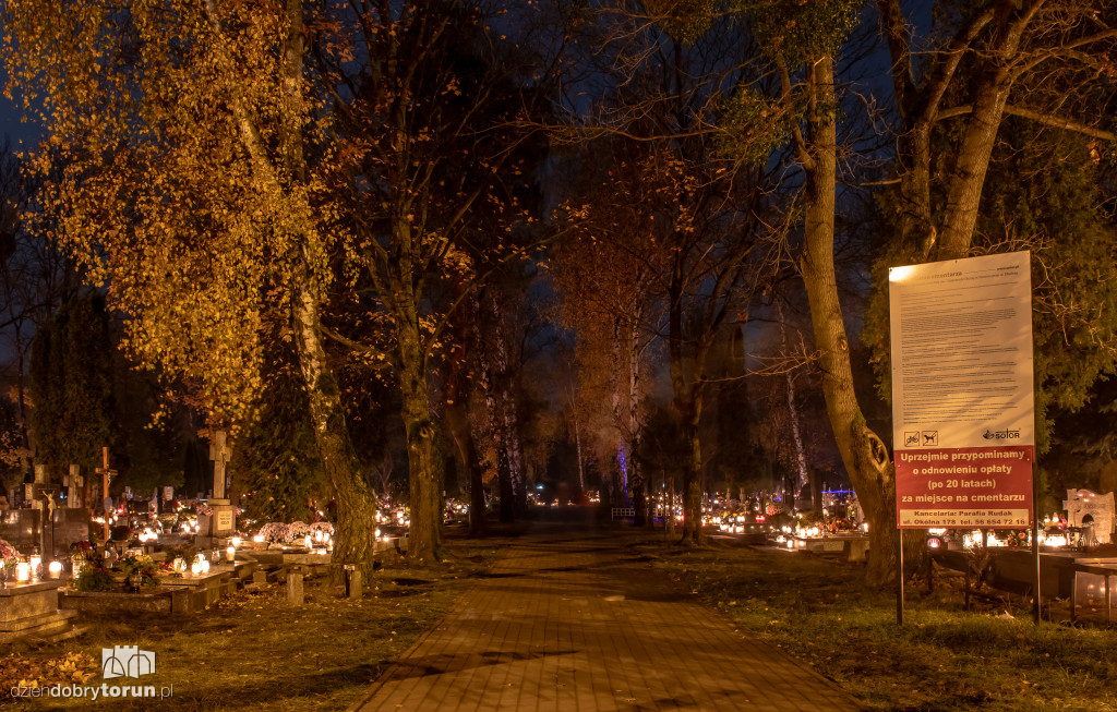 Cmentarz przy ul. Włocławskiej nocą