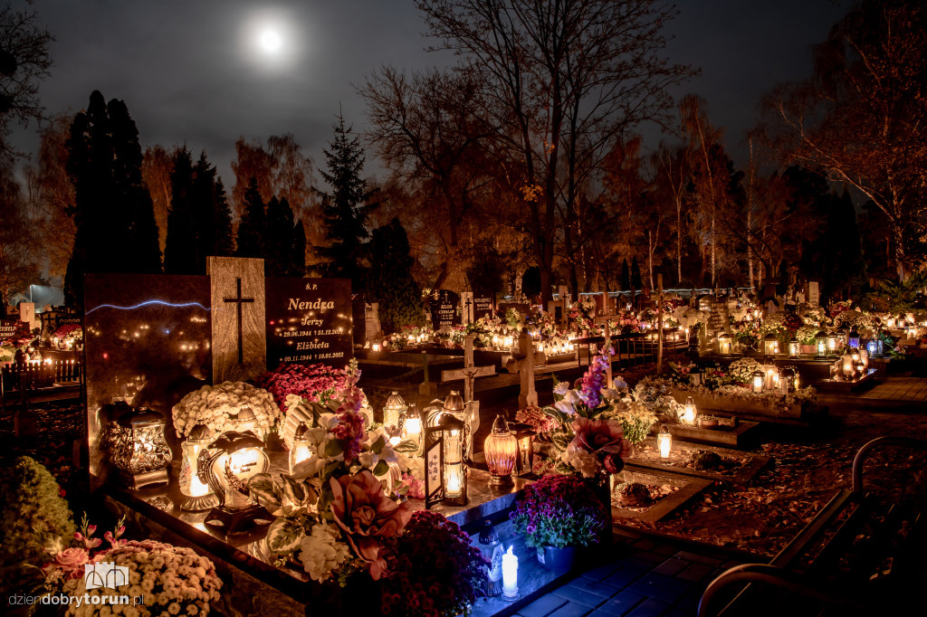 Cmentarz przy ul. Włocławskiej nocą