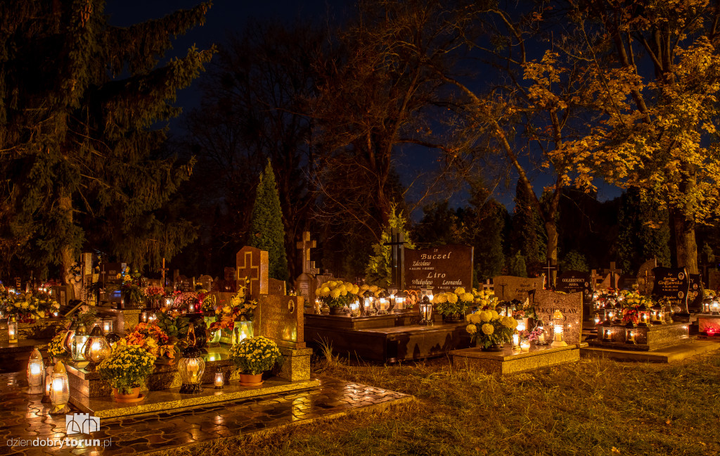 Cmentarz przy ul. Włocławskiej nocą