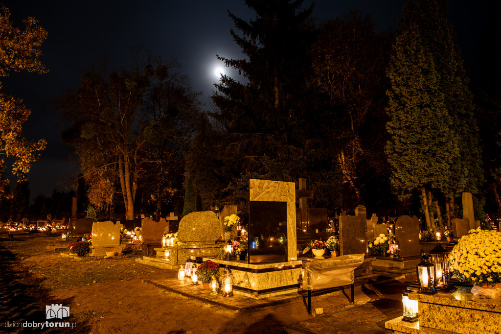 Cmentarz przy ul. Włocławskiej nocą