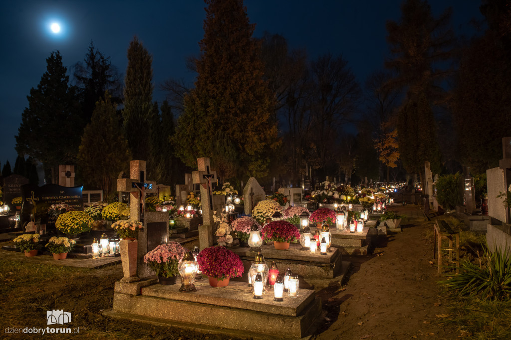 Cmentarz przy ul. Włocławskiej nocą