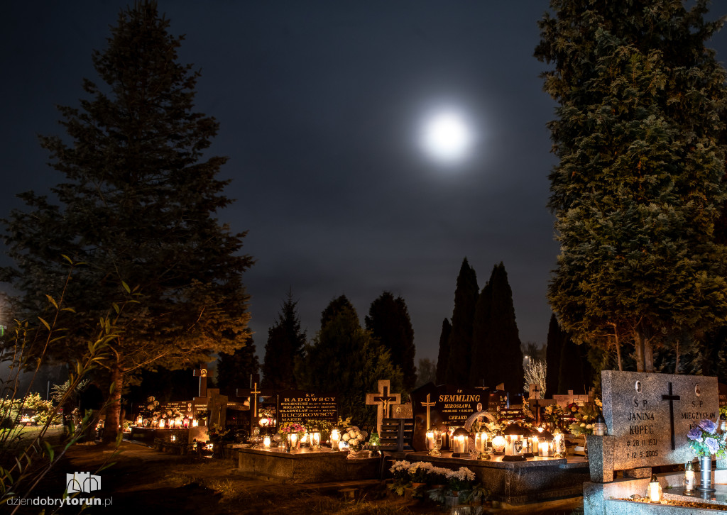 Cmentarz przy ul. Włocławskiej nocą