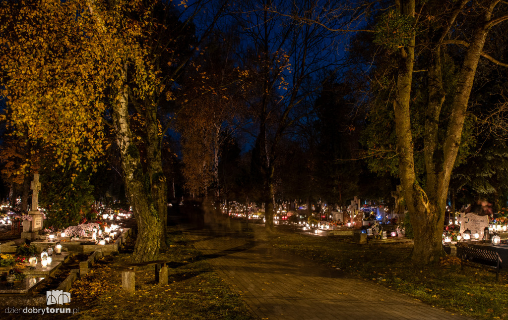 Cmentarz przy ul. Włocławskiej nocą