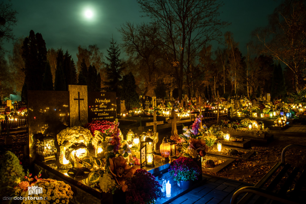 Cmentarz przy ul. Włocławskiej nocą