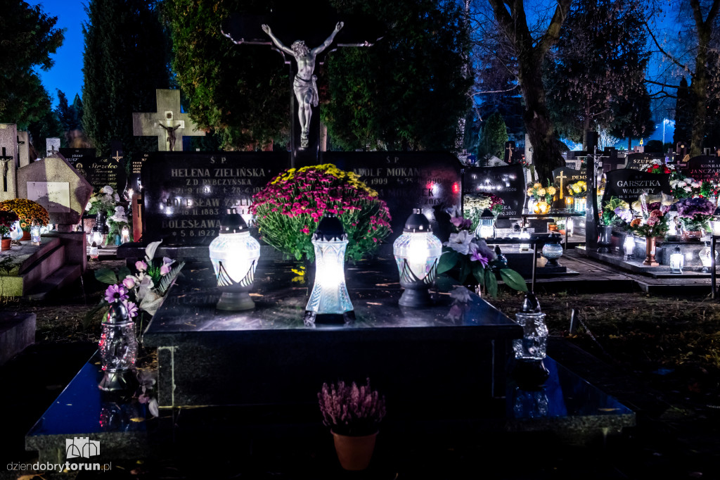 Cmentarz przy ul. Włocławskiej nocą