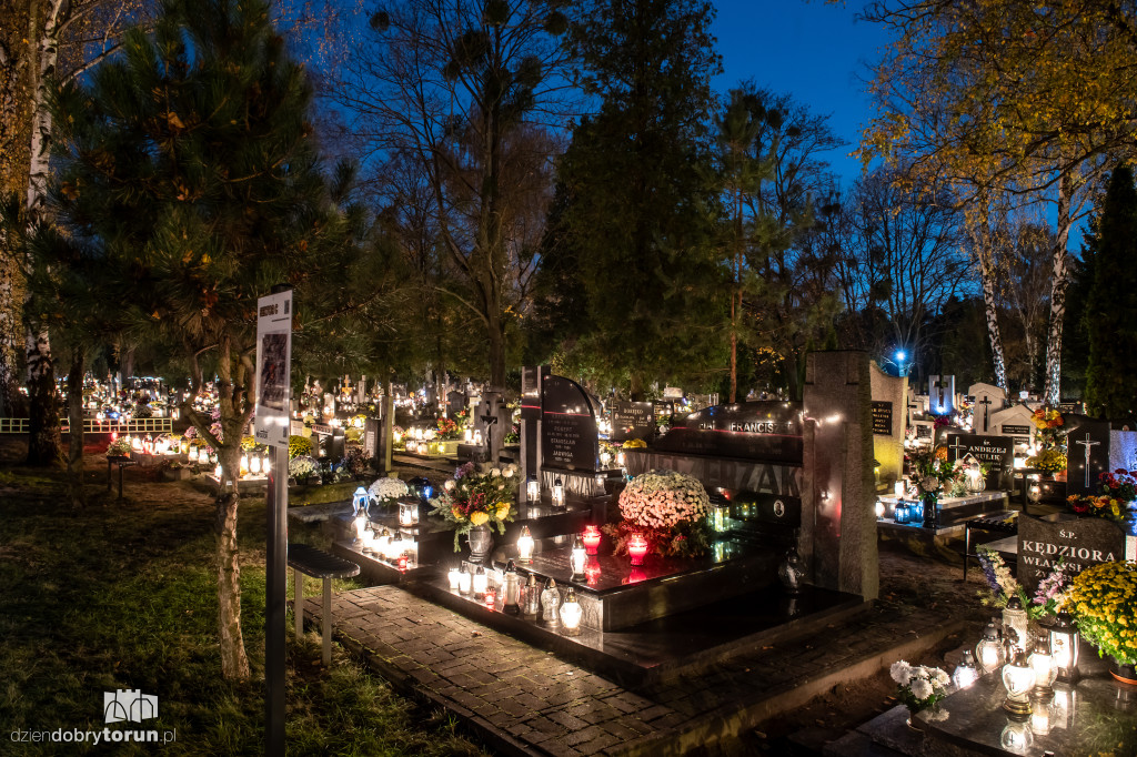 Cmentarz przy ul. Włocławskiej nocą