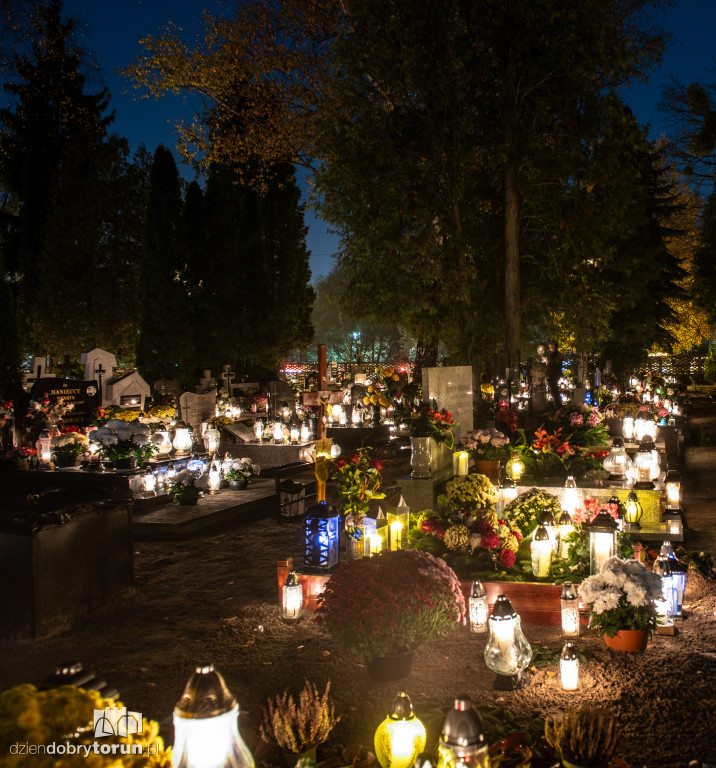 Cmentarz przy ul. Włocławskiej nocą