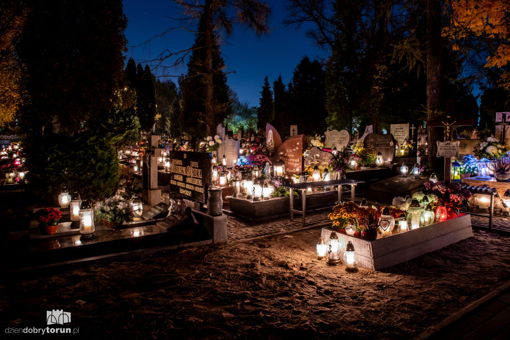 Cmentarz przy ul. Włocławskiej nocą