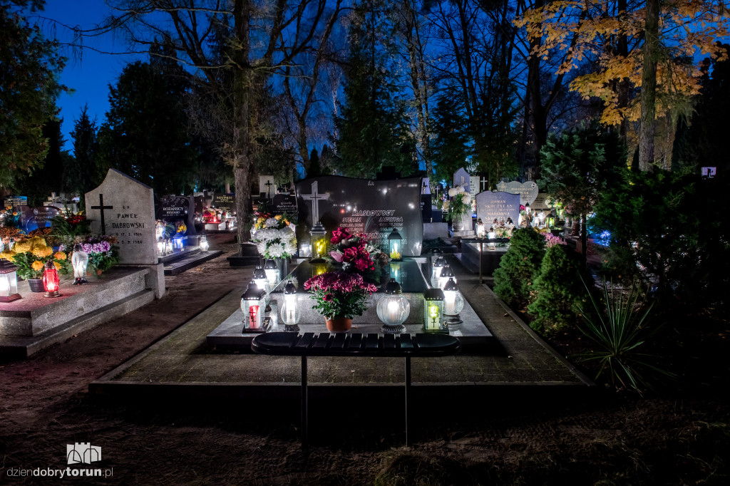 Cmentarz przy ul. Włocławskiej nocą