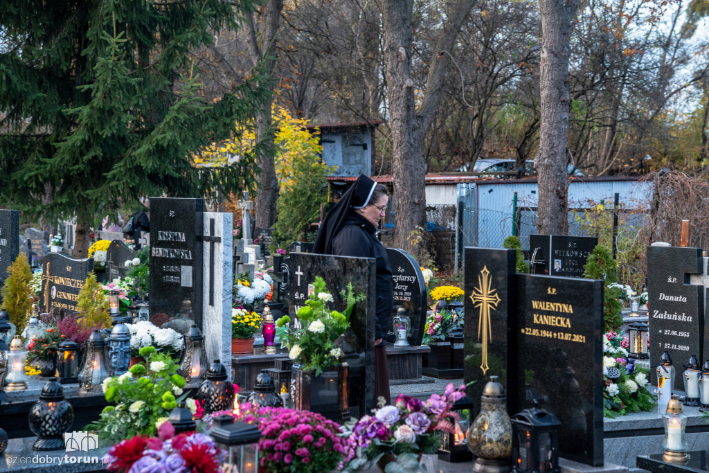 1 listopada na cmentarzu przy Poznańskiej
