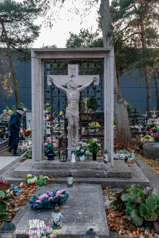 1 listopada na cmentarzu przy Poznańskiej