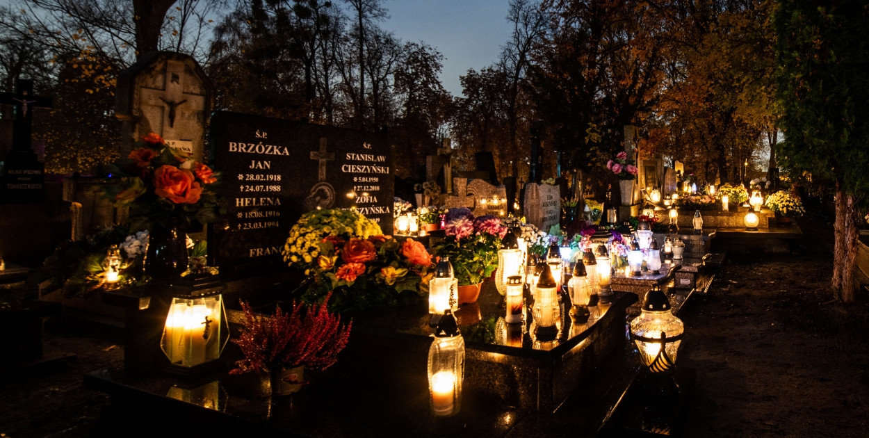 Cmentarz przy ul. Antczaka po zmroku