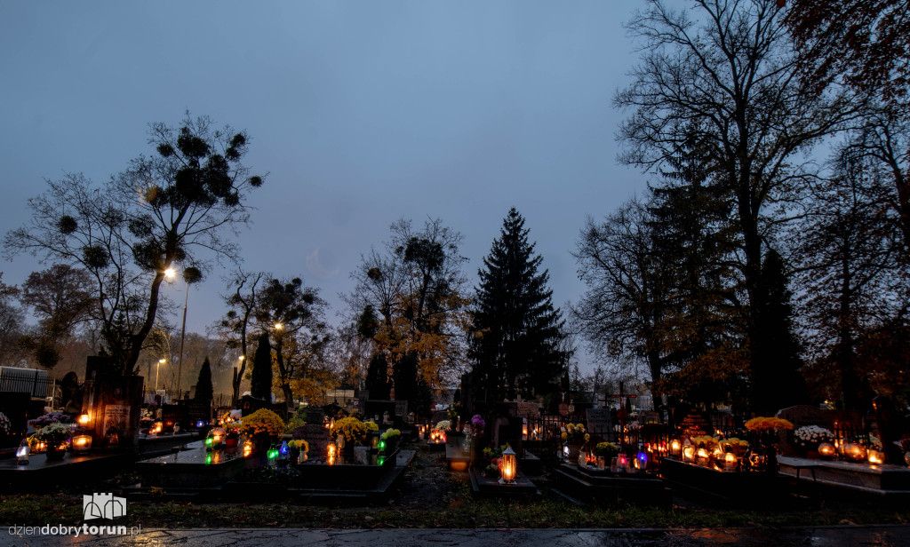 Cmentarz przy ul. Antczaka po zmroku