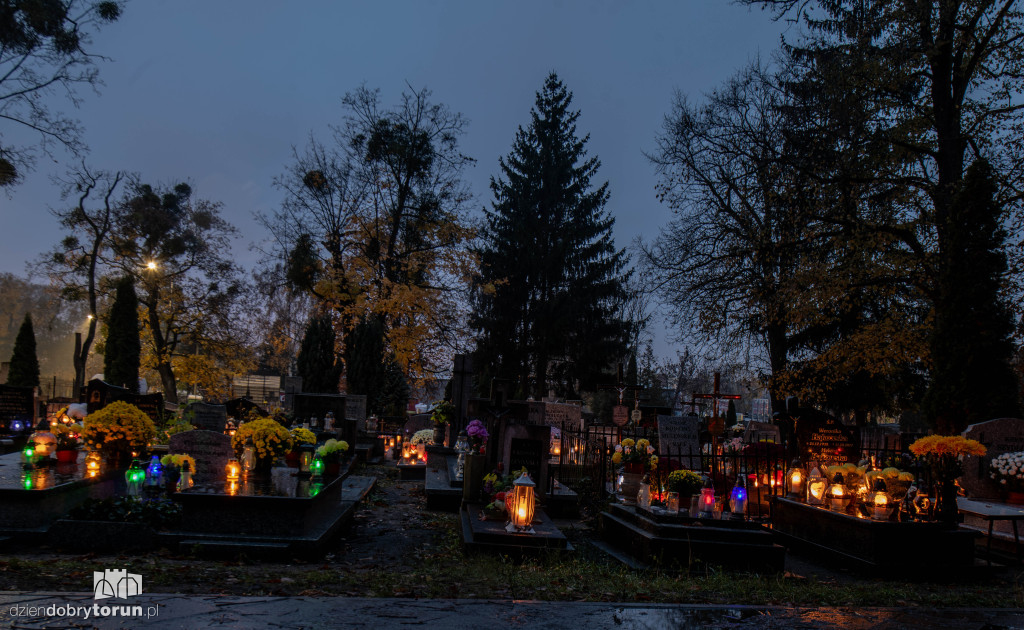 Cmentarz przy ul. Antczaka po zmroku
