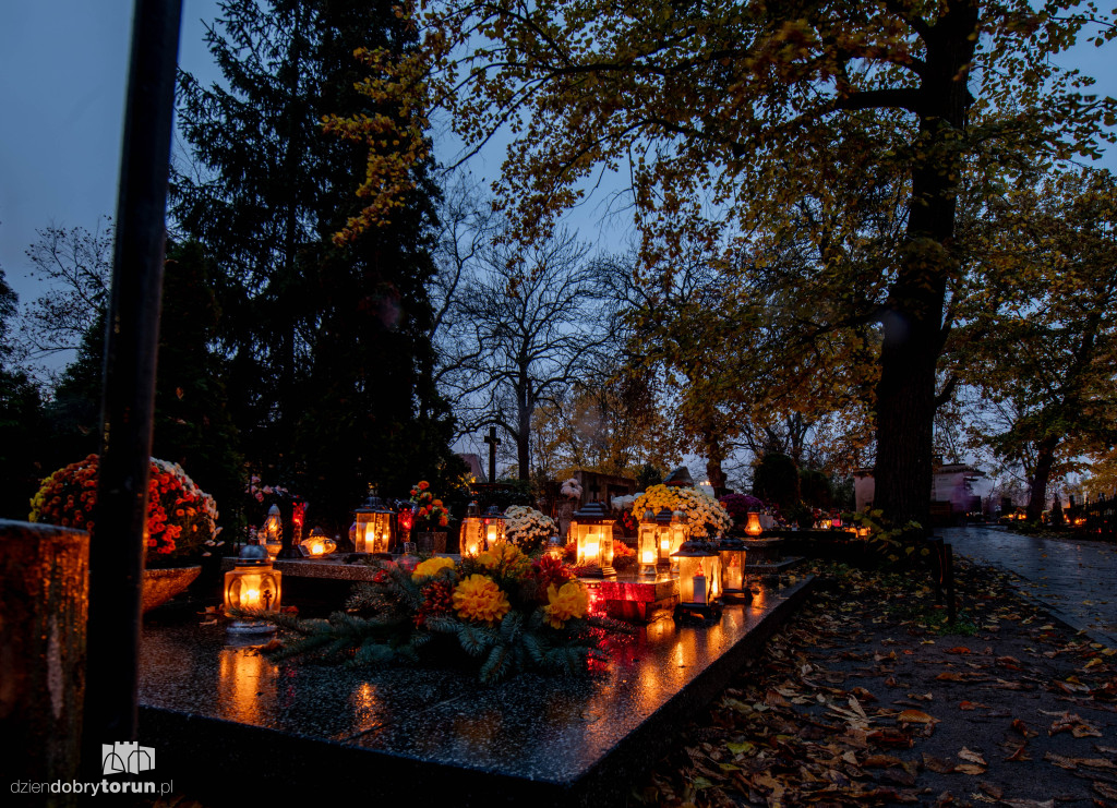 Cmentarz przy ul. Antczaka po zmroku