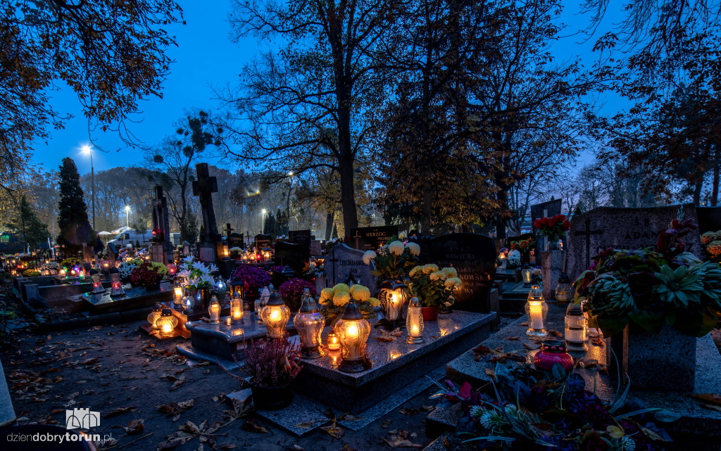 Cmentarz przy ul. Antczaka po zmroku