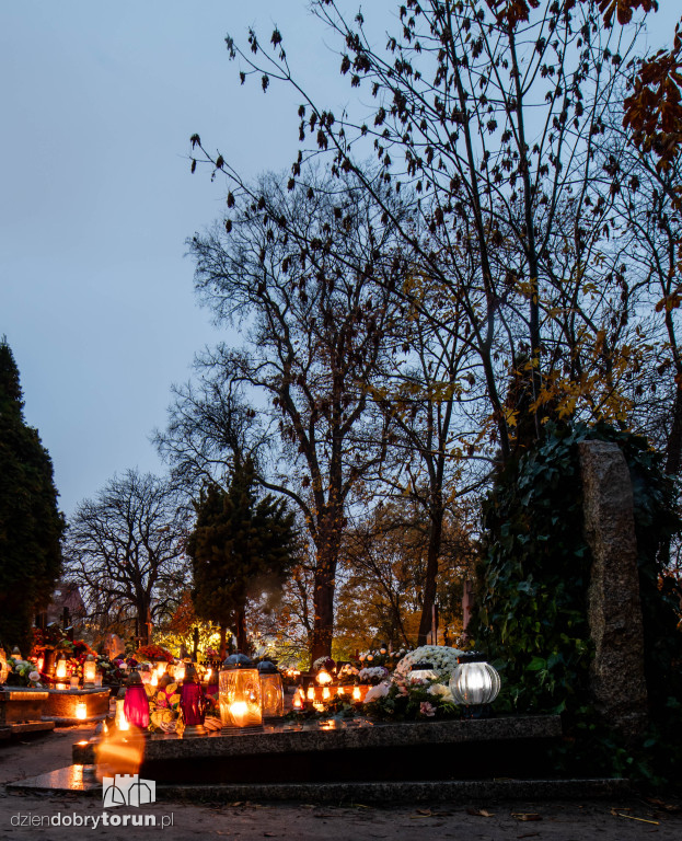 Cmentarz przy ul. Antczaka po zmroku