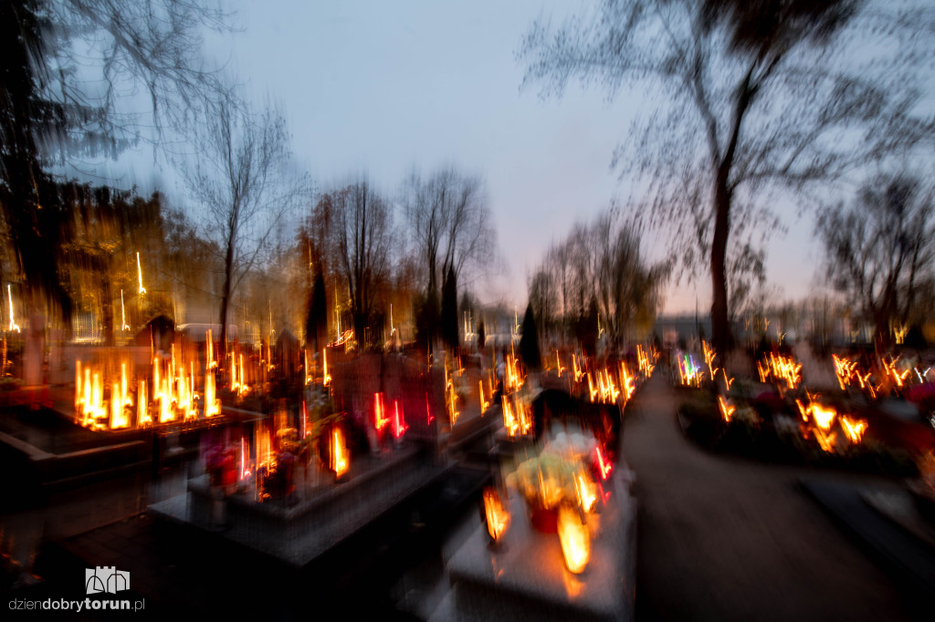 Cmentarz przy ul. Antczaka po zmroku