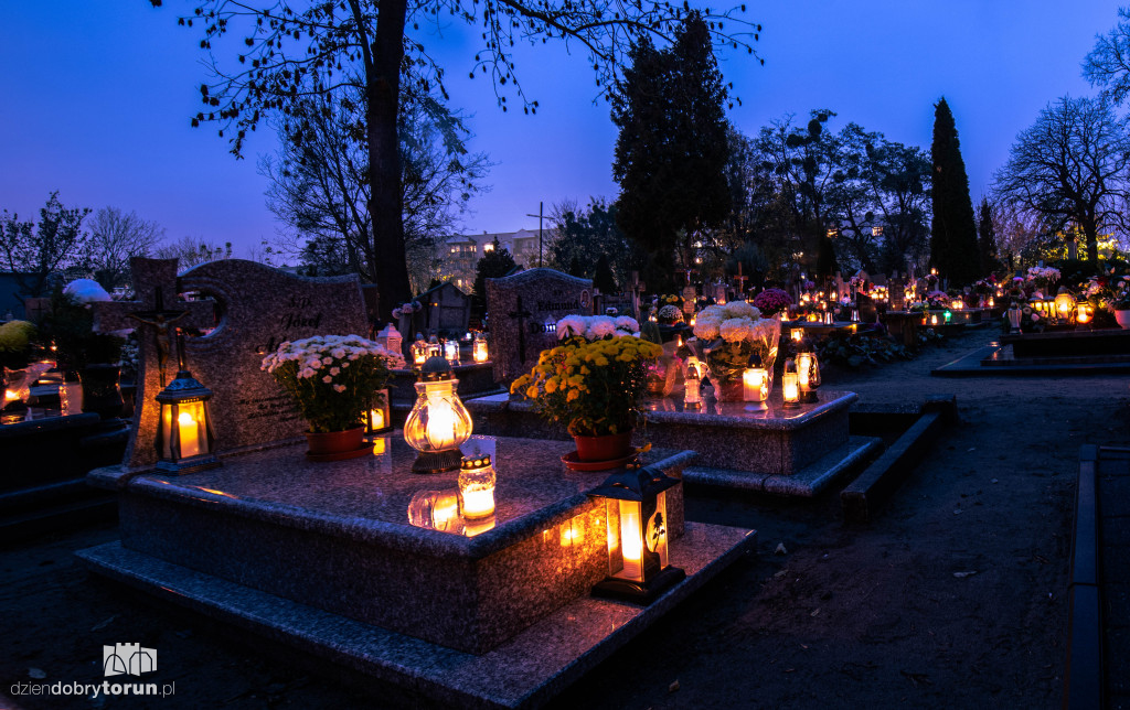 Cmentarz przy ul. Antczaka po zmroku