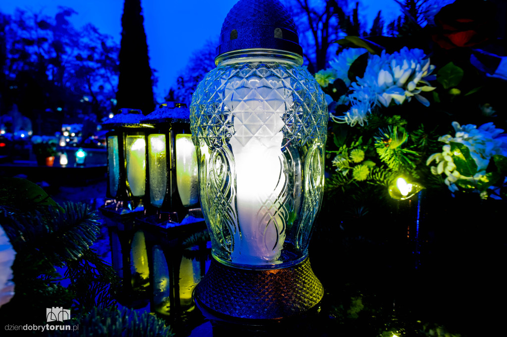 Cmentarz przy ul. Antczaka po zmroku