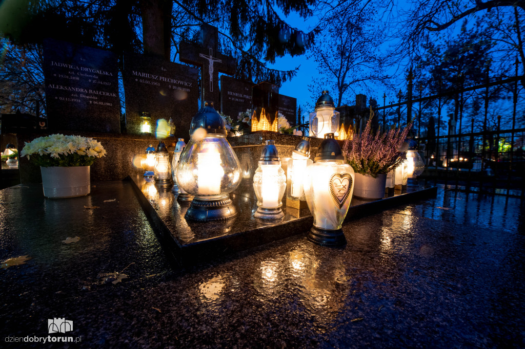 Cmentarz przy ul. Antczaka po zmroku