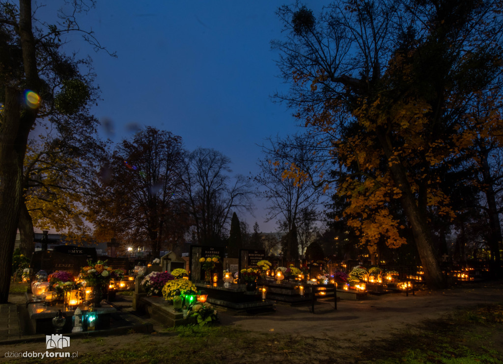 Cmentarz przy ul. Antczaka po zmroku