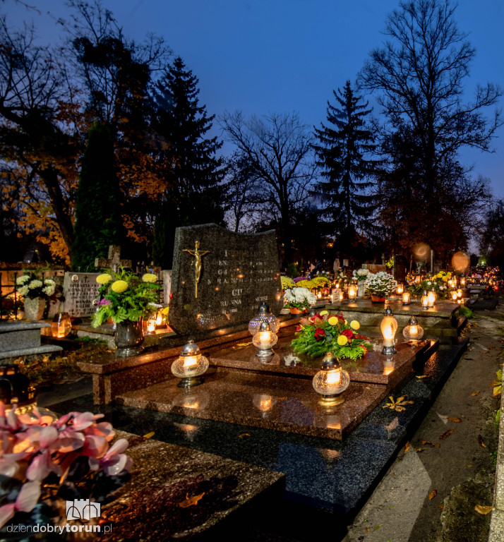 Cmentarz przy ul. Antczaka po zmroku