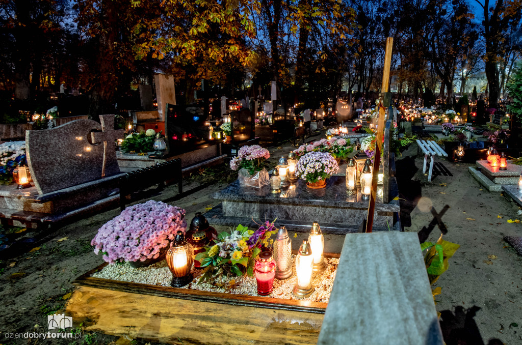 Cmentarz przy ul. Antczaka po zmroku