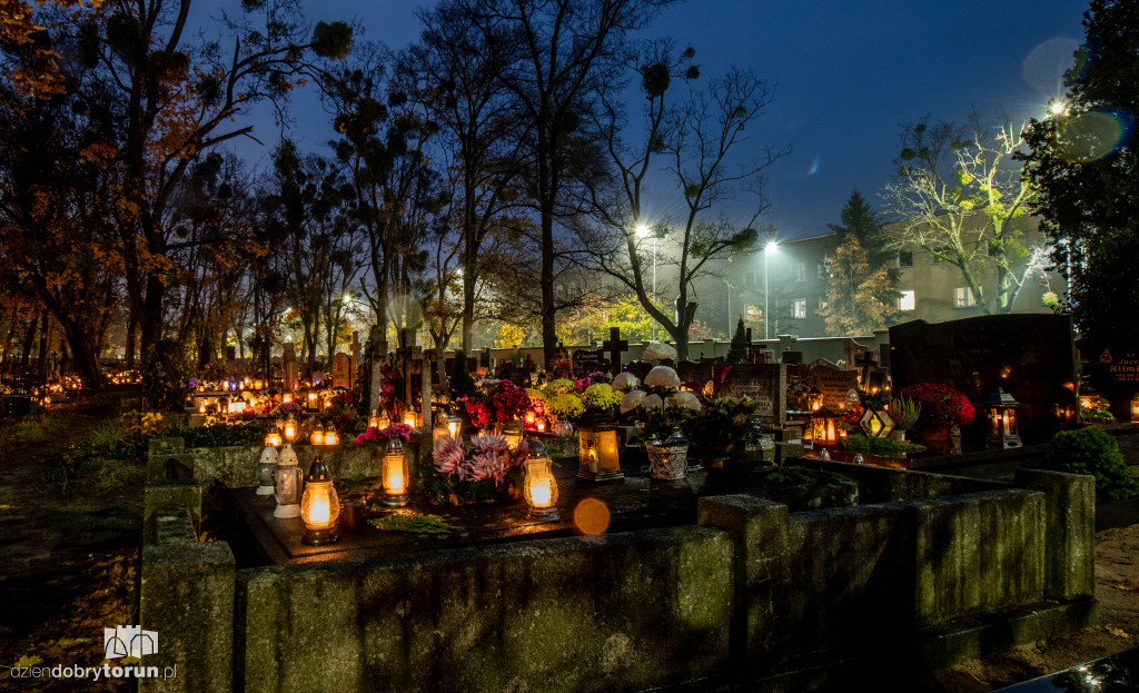 Cmentarz przy ul. Antczaka po zmroku