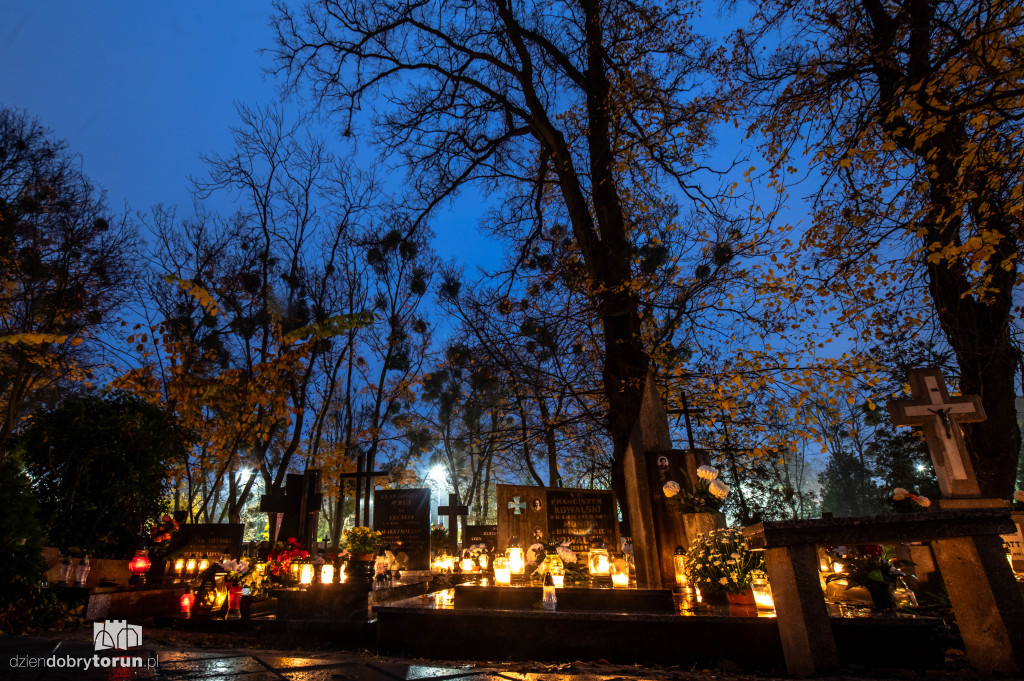 Cmentarz przy ul. Antczaka po zmroku