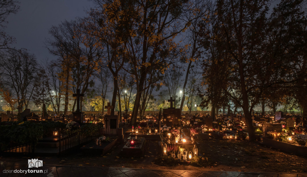 Cmentarz przy ul. Antczaka po zmroku