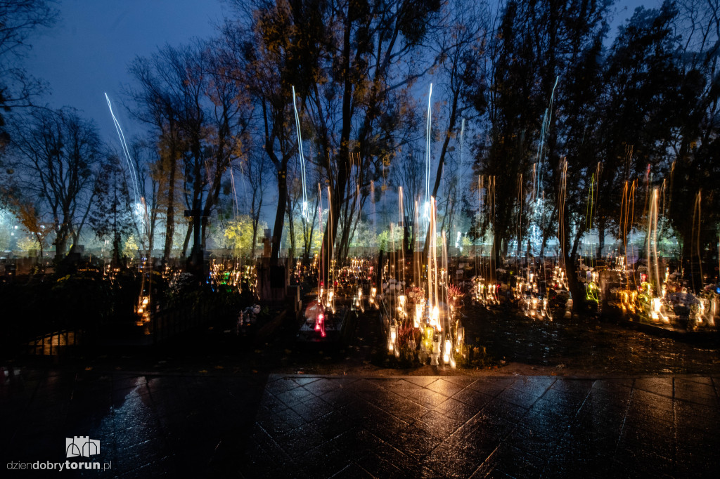 Cmentarz przy ul. Antczaka po zmroku