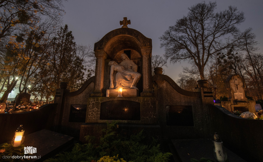 Cmentarz przy ul. Antczaka po zmroku