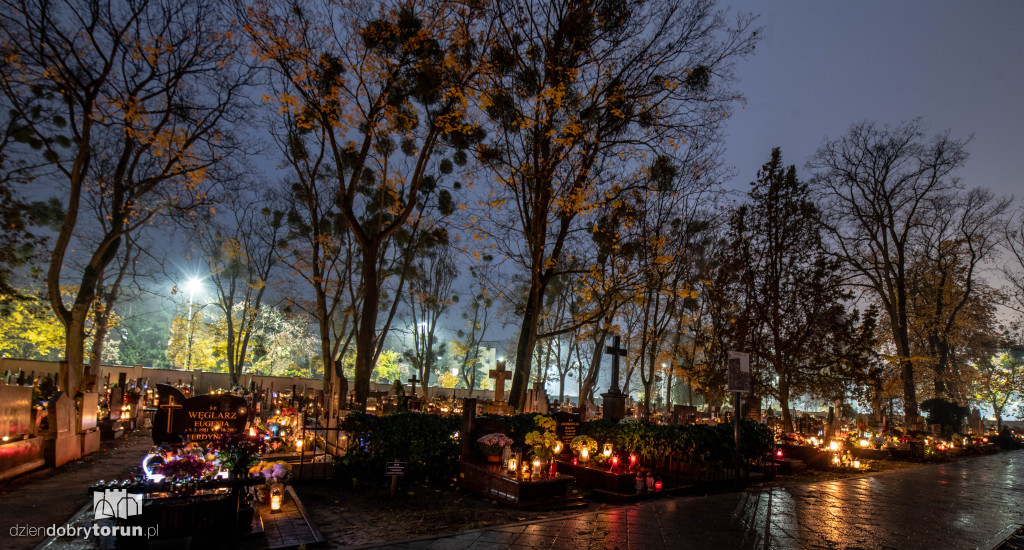Cmentarz przy ul. Antczaka po zmroku
