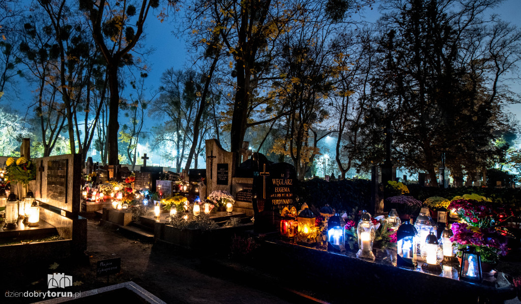 Cmentarz przy ul. Antczaka po zmroku