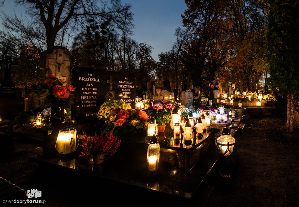 Cmentarz przy ul. Antczaka po zmroku