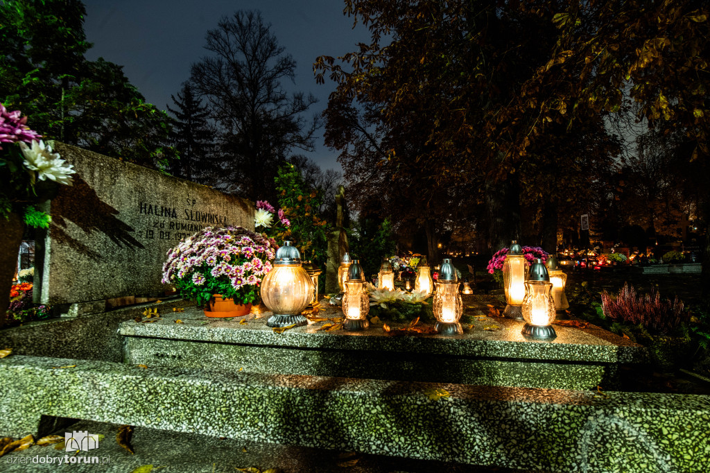 Cmentarz przy ul. Antczaka po zmroku