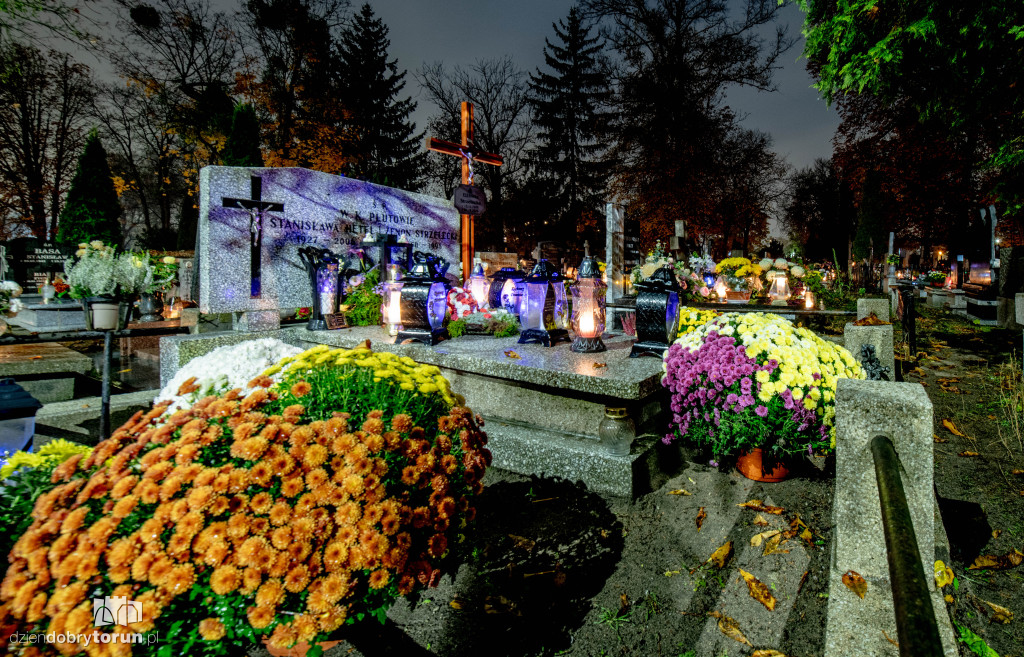 Cmentarz przy ul. Antczaka po zmroku