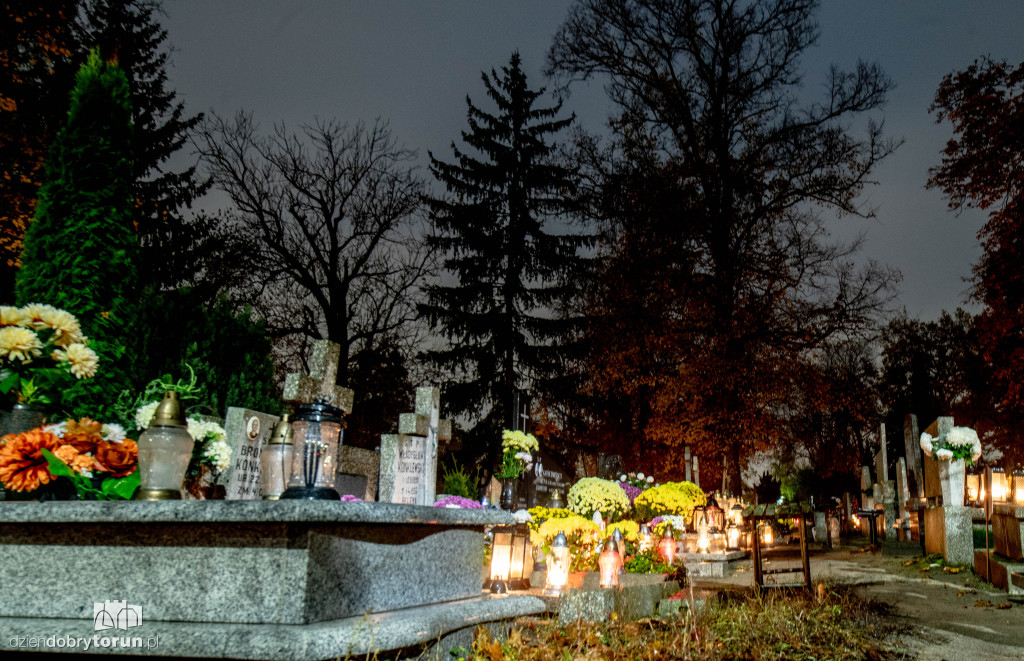 Cmentarz przy ul. Antczaka po zmroku