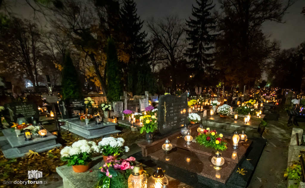Cmentarz przy ul. Antczaka po zmroku