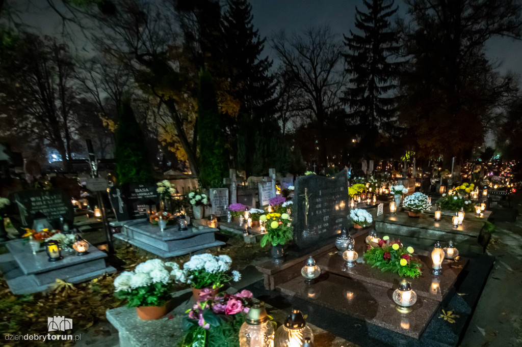 Cmentarz przy ul. Antczaka po zmroku