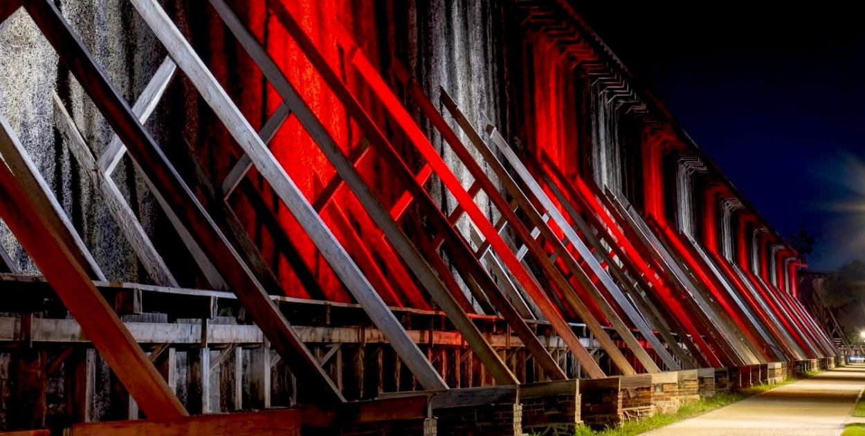 Ciechocińskie tężnie w biało-czerwonych barwach